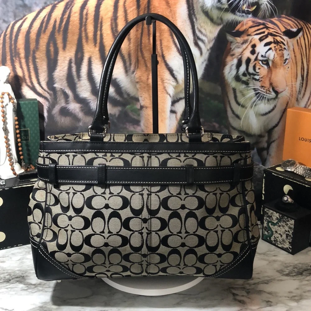 Coach Hamptons Signature C Medium Carryall Tote Bag. In GUC
Black Leather - Picture 9 of 15